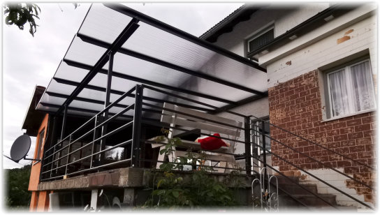 Terrassen Überdachung mit integrierten Geländer